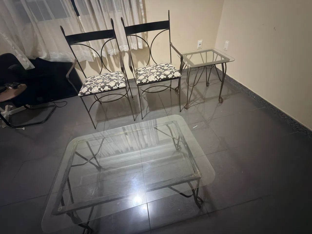 Conjunto com duas cadeiras e duas mesas  - Foto 5