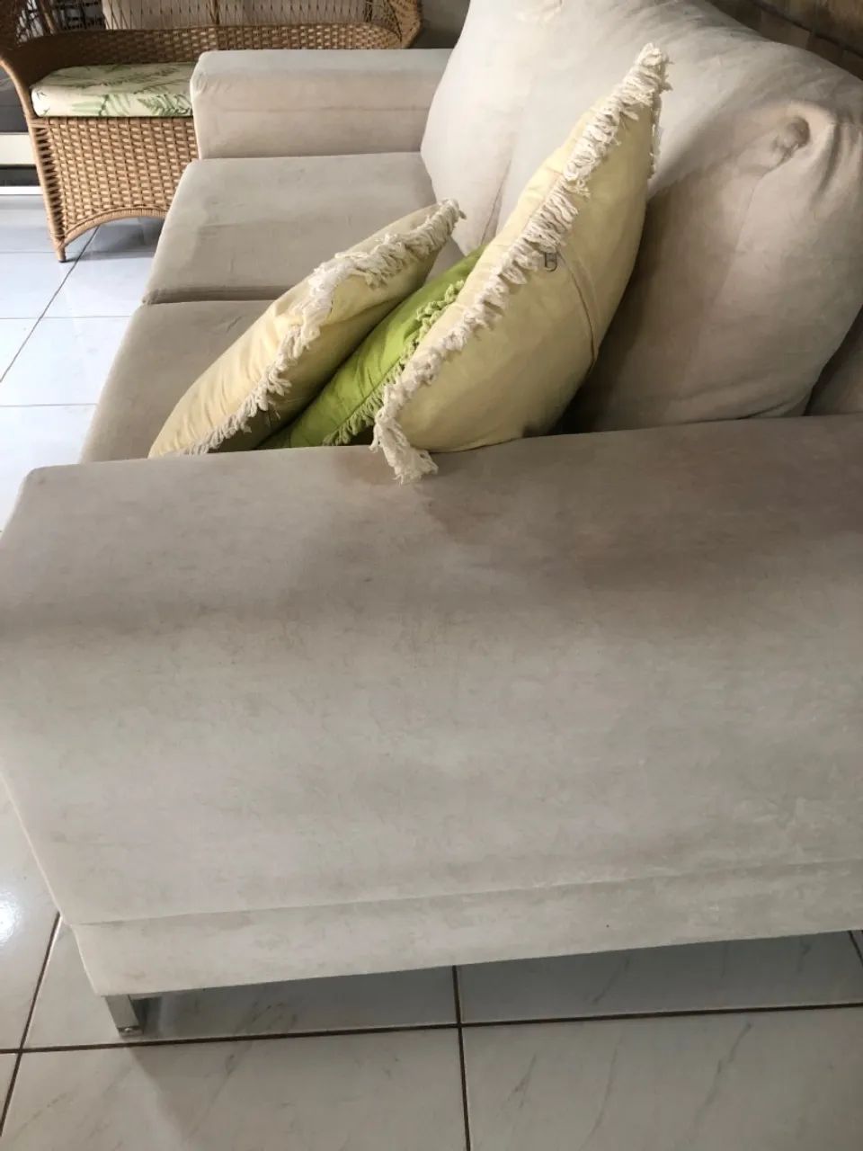 Sofá de 3 lugares com pés em inox - Foto 2