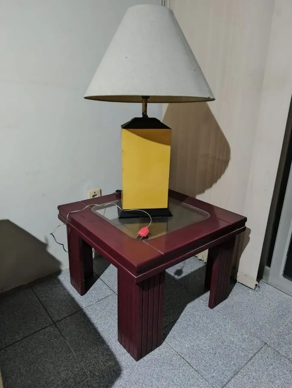 Vendo Estante + mesa de madeira com abajur. R$ 700,00
