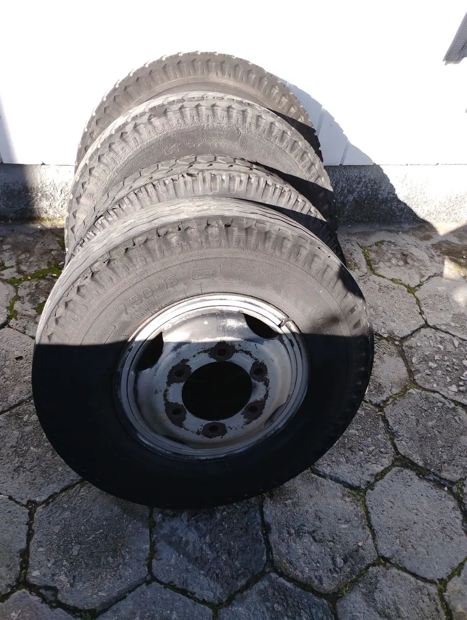 4 Rodas com pneus 7.50 16