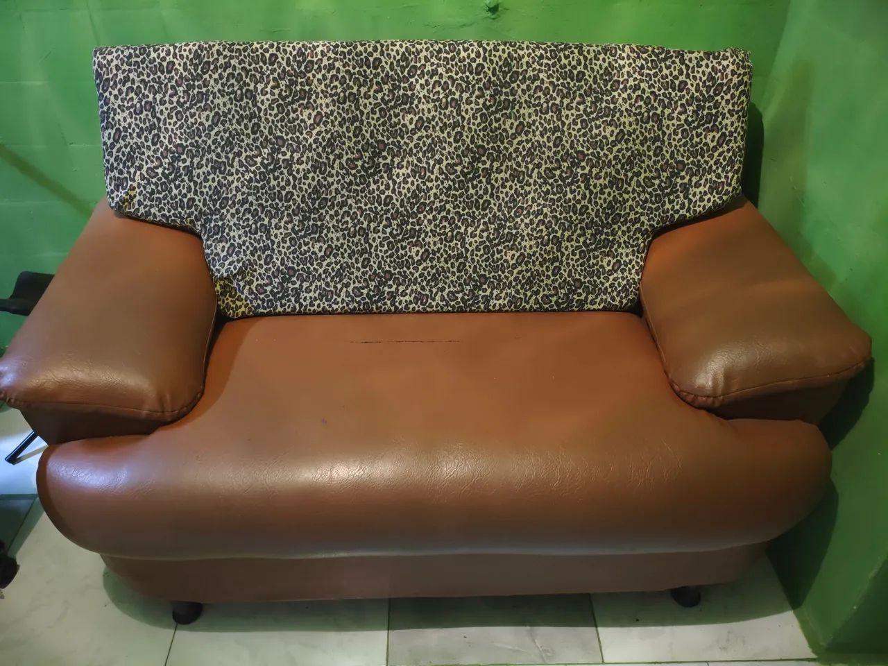 Sofá 2 lugar com cupim, almofada, mais de 5 anos, sem rasgos 