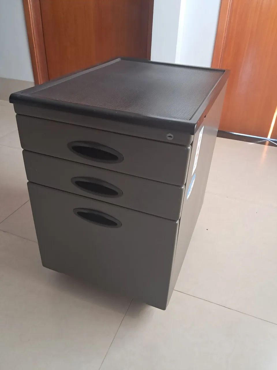 Gaveteiro em aço com rodízio e 3 gavetas - Foto 2