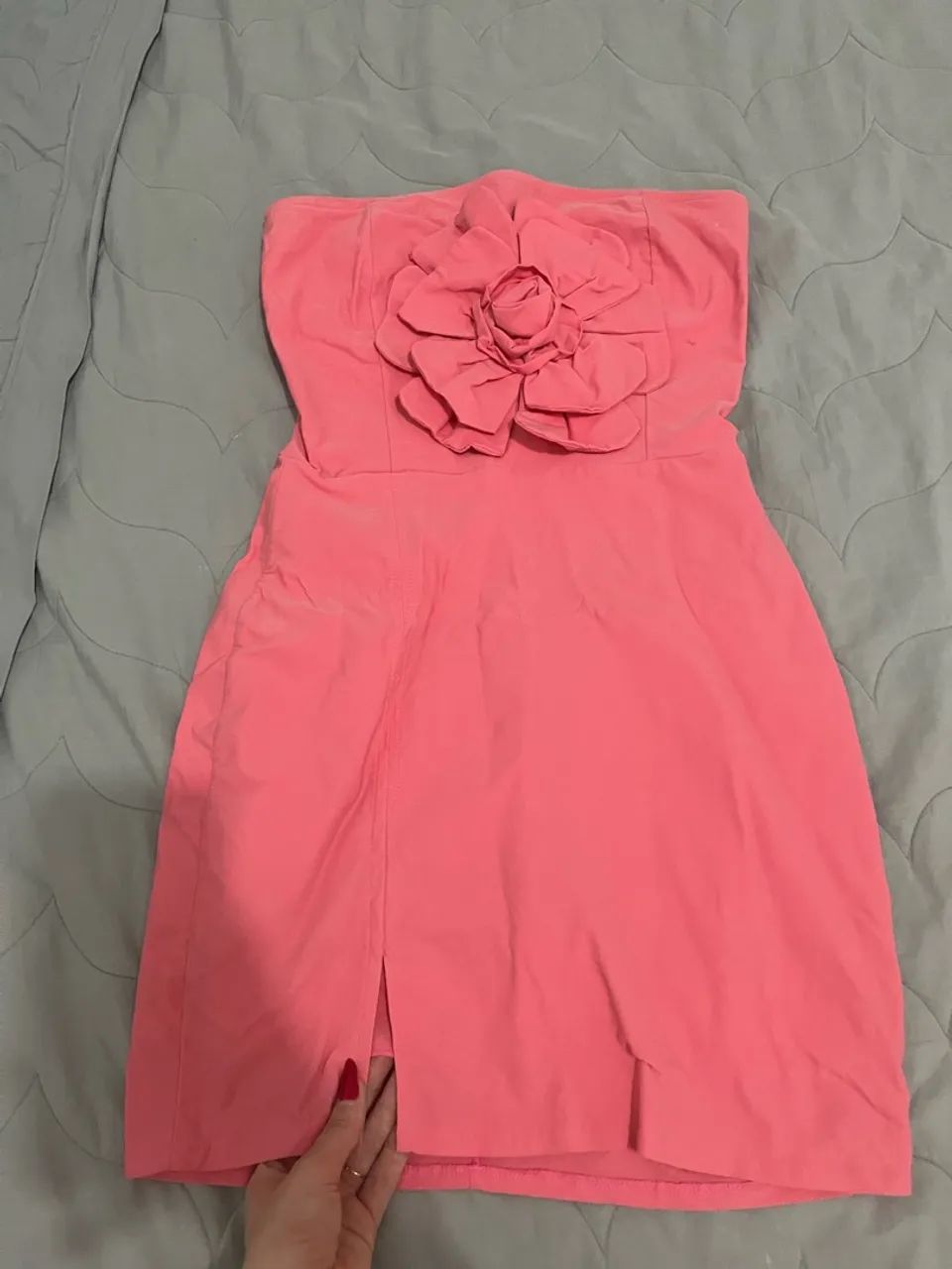 Vestido rosa com flor 