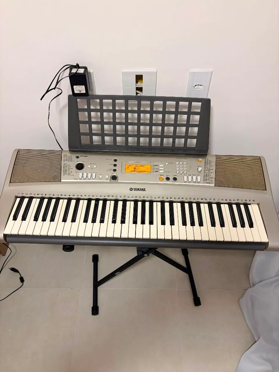 Um teclado musical modelo Yamaha PSR e313
