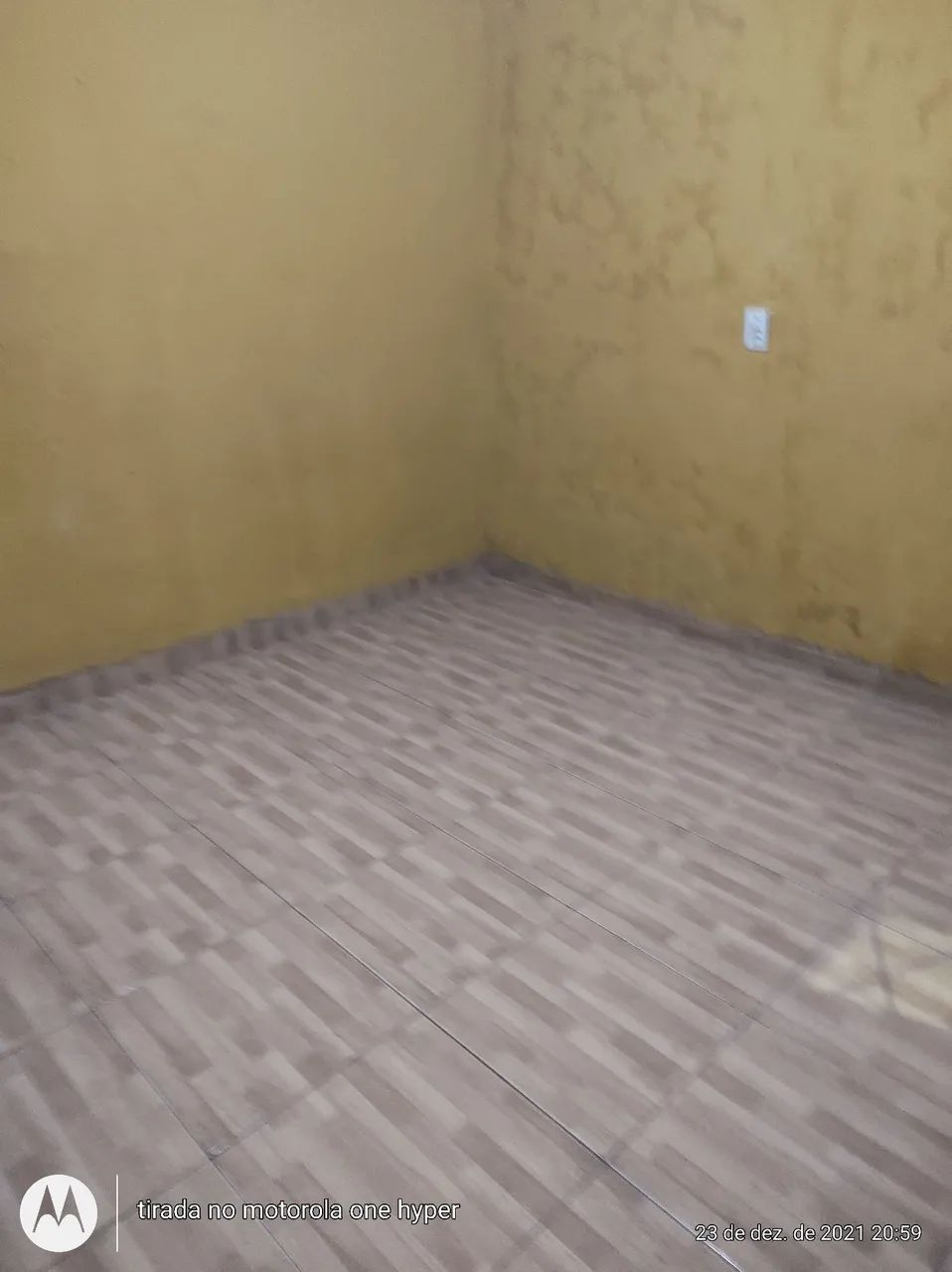 Aluga-se kitnet com quarto e sala e um banheiro interno - Foto 4