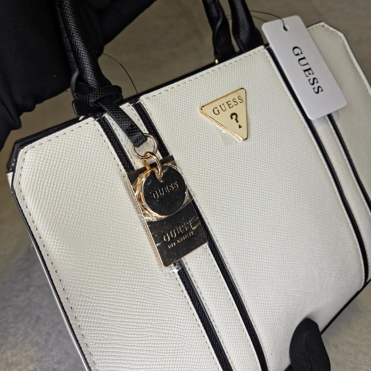 Bolsa Guess Original Cassian Branca e Preta Transversal - NOVA - Foto 3