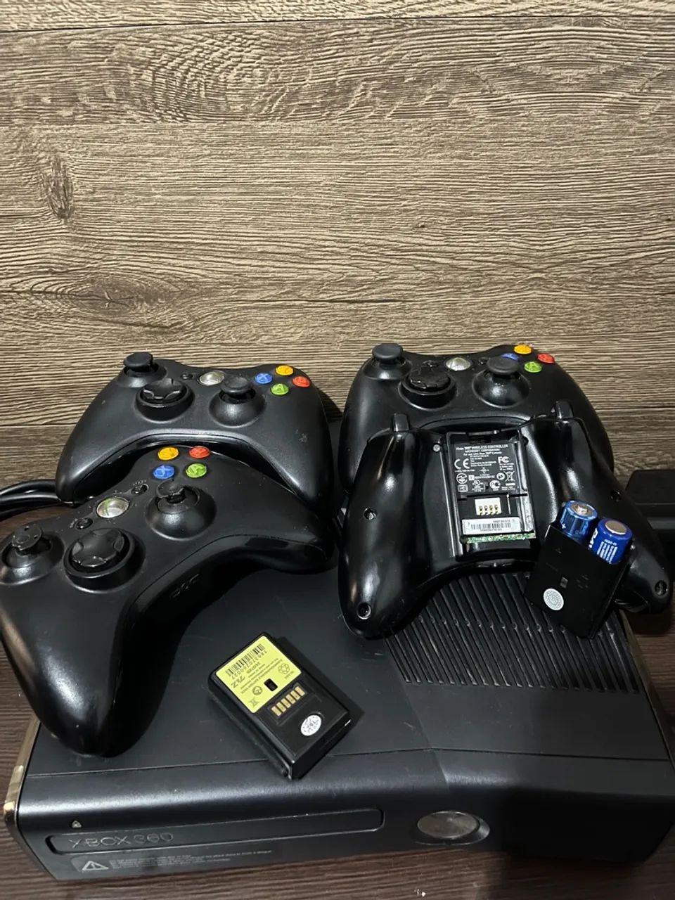 XBOX 360, 4 controles  - Foto 4