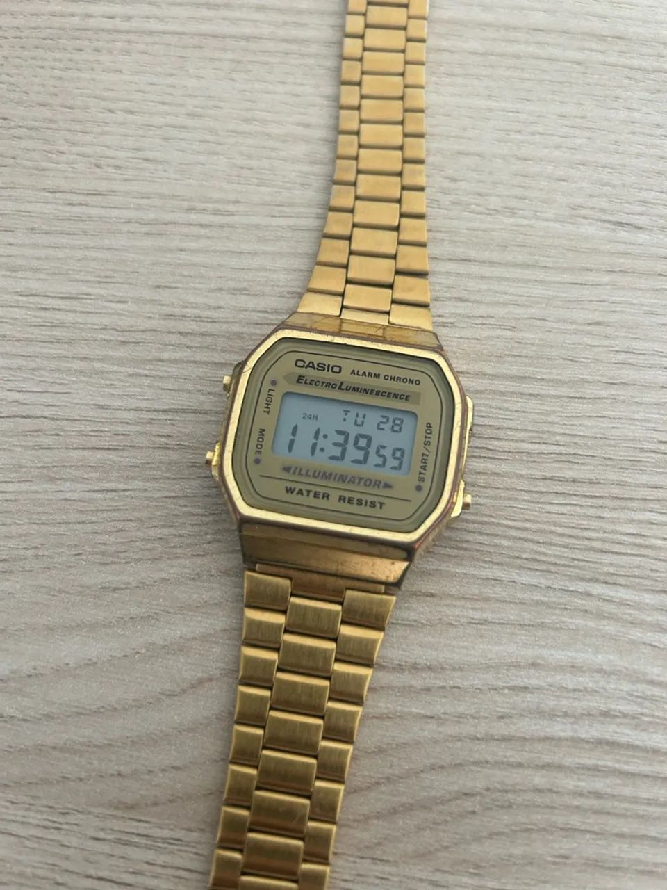 Relógio Casio dourado 