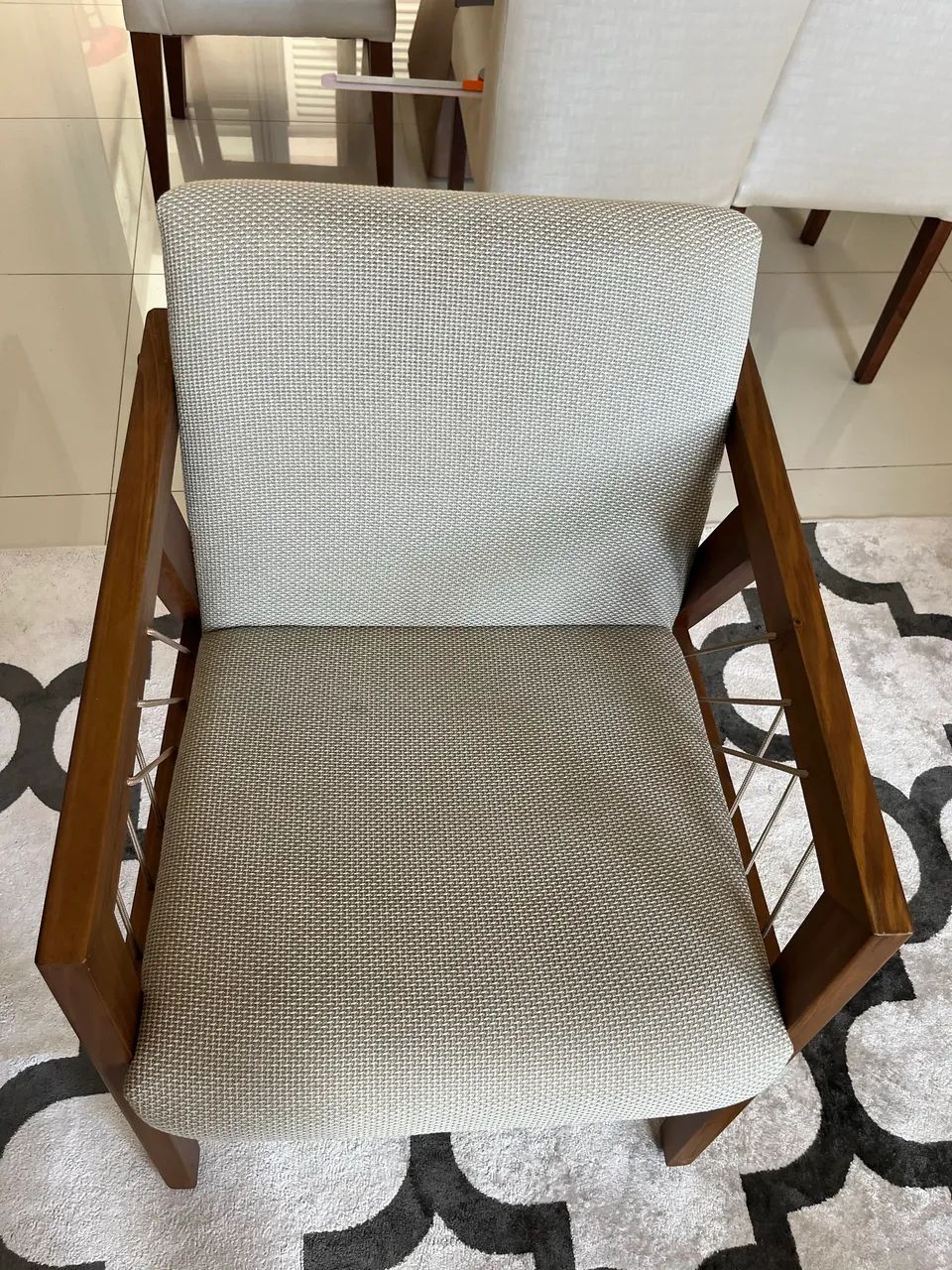 Poltrona em madeira maciça nova