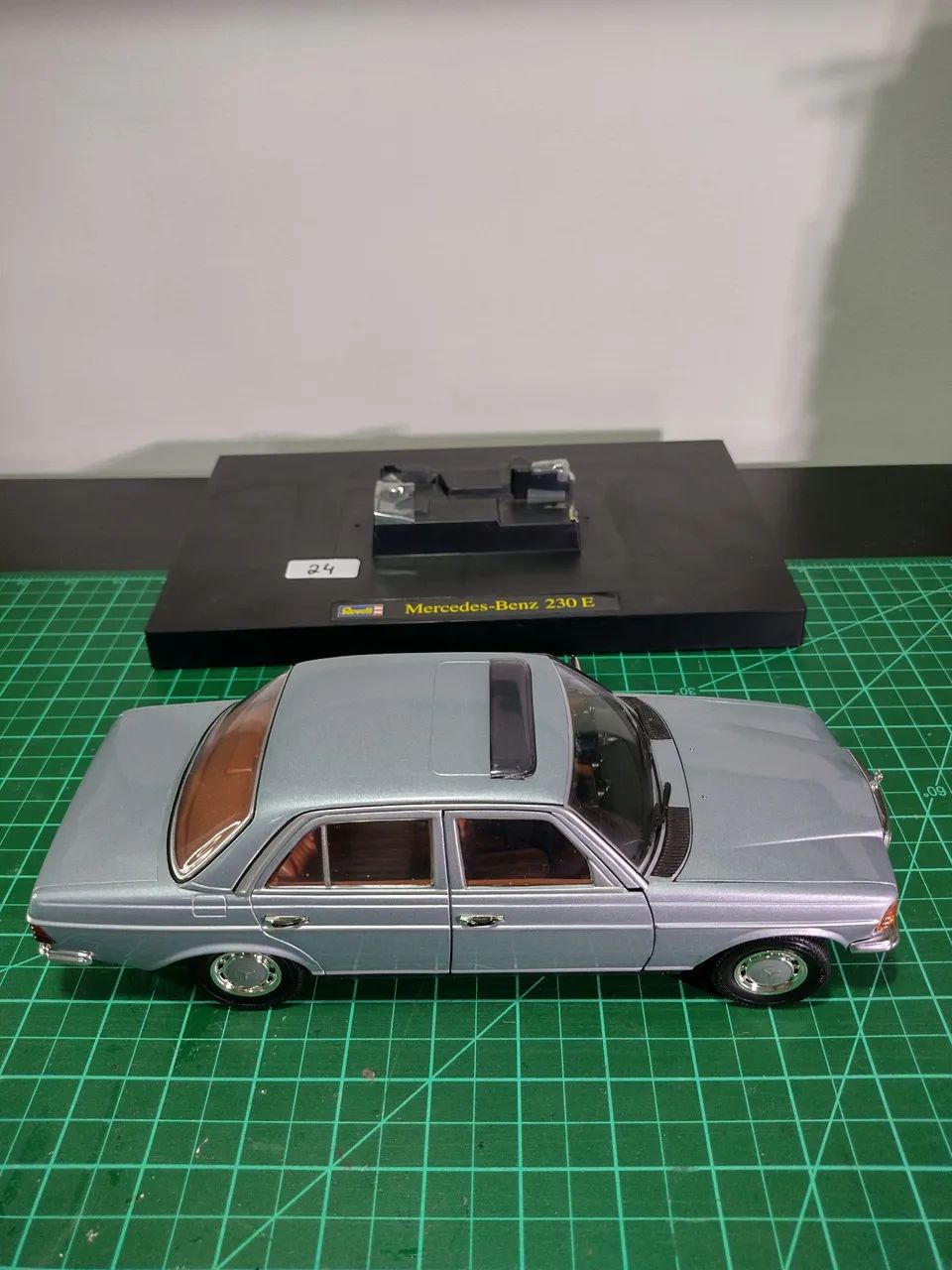 Miniatura Mercedes 230 E 1/18 - Foto 3