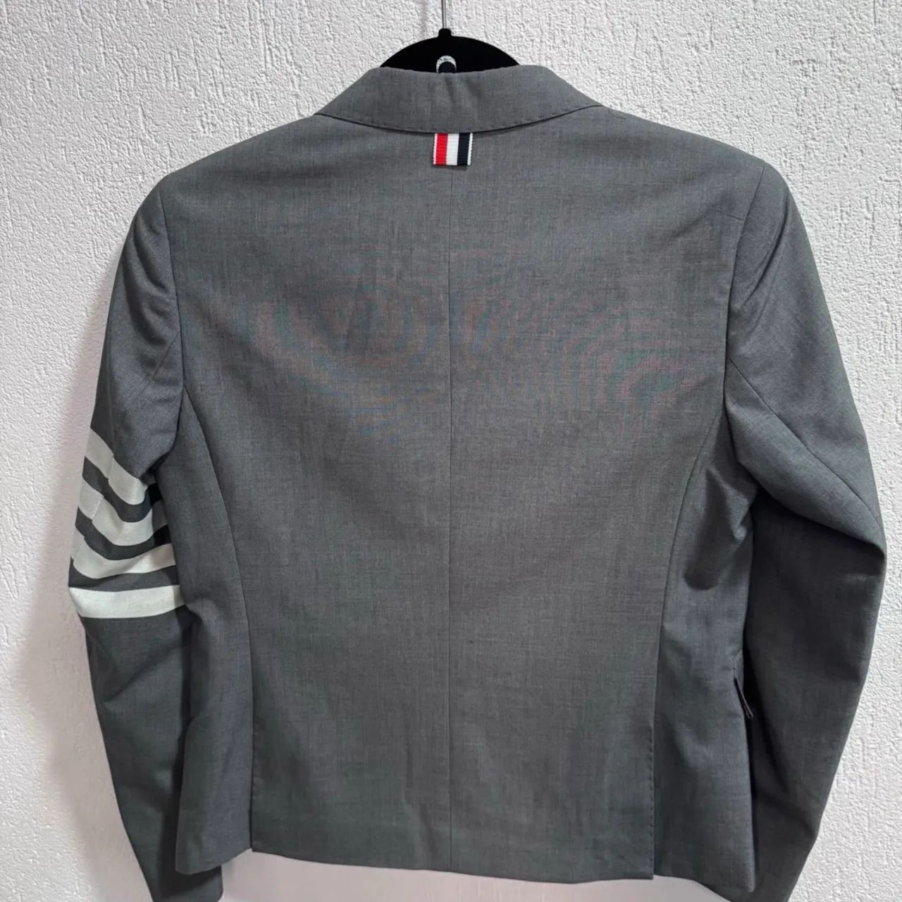 blazer thom browne cinza 42 - Foto 3
