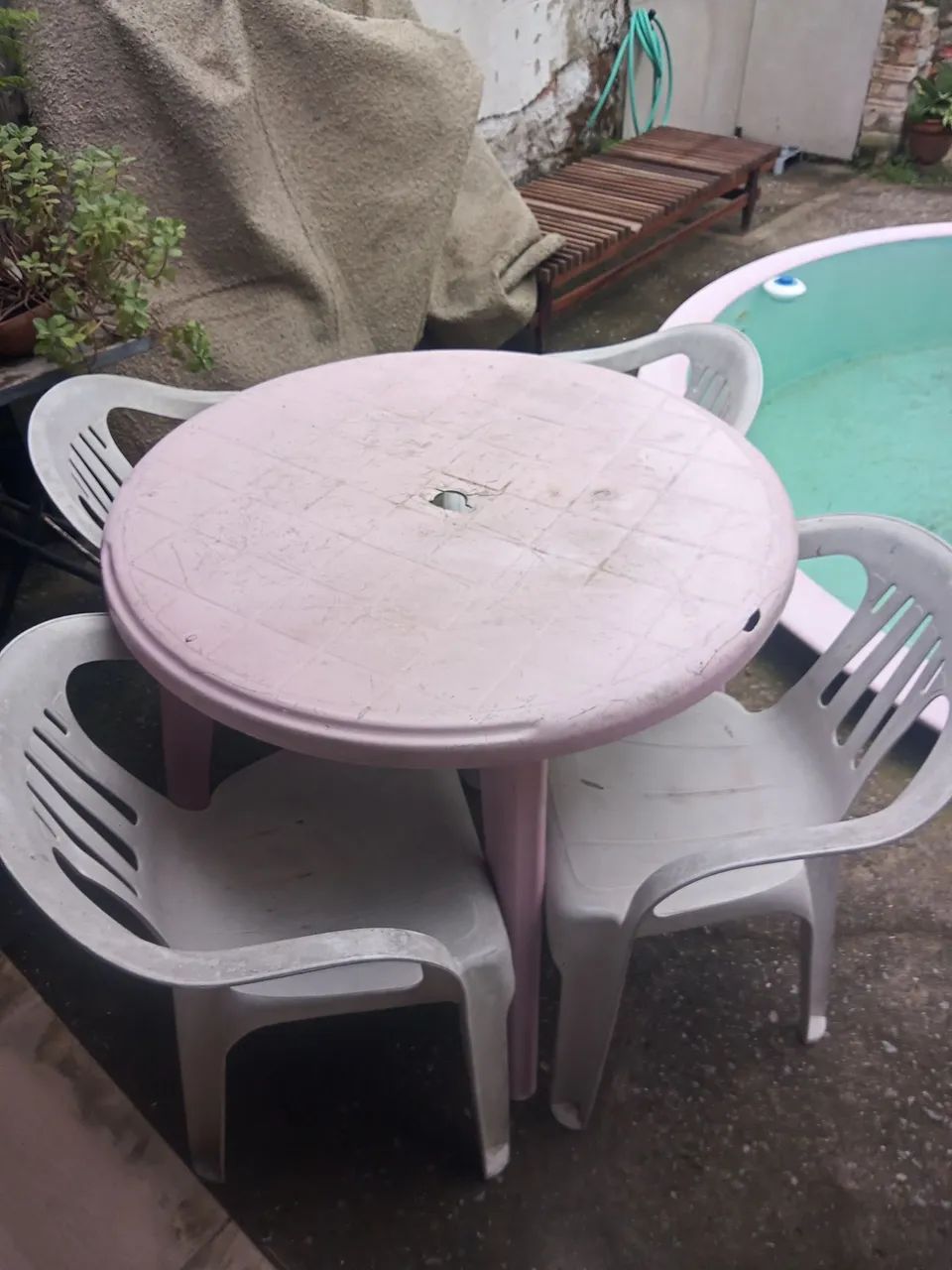 mesa redunda com 4 cadeiras plastico