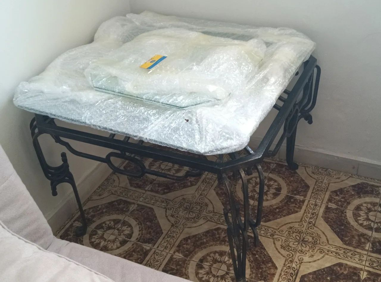 Mesa de centro com duas mesas de canto de ferro 
