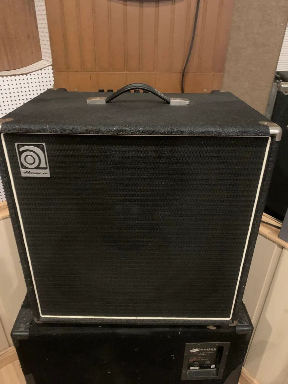 Amplificador de Baixo Ampeg BA115 - Instrumentos musicais - Santa