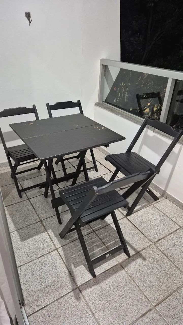 Jogo de mesa e cadeiras de madeira / Mesa de bar