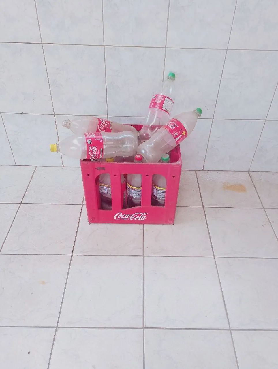 Caixa completa com  + 6 vasilhames só vasilhames 