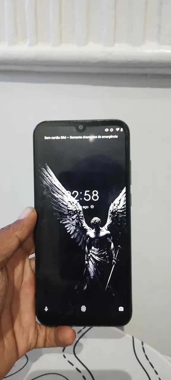 Vendo Moto E6s Semi Novo, em ótimo estado e com marcas de uso 