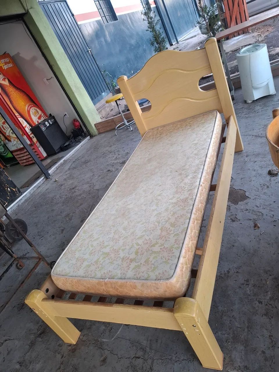 Cama solteiro de madeira com colchão  - Foto 3