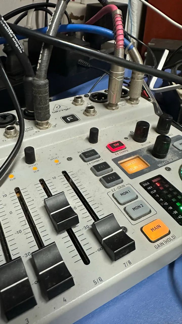 FLOW 8 BEHRINGER