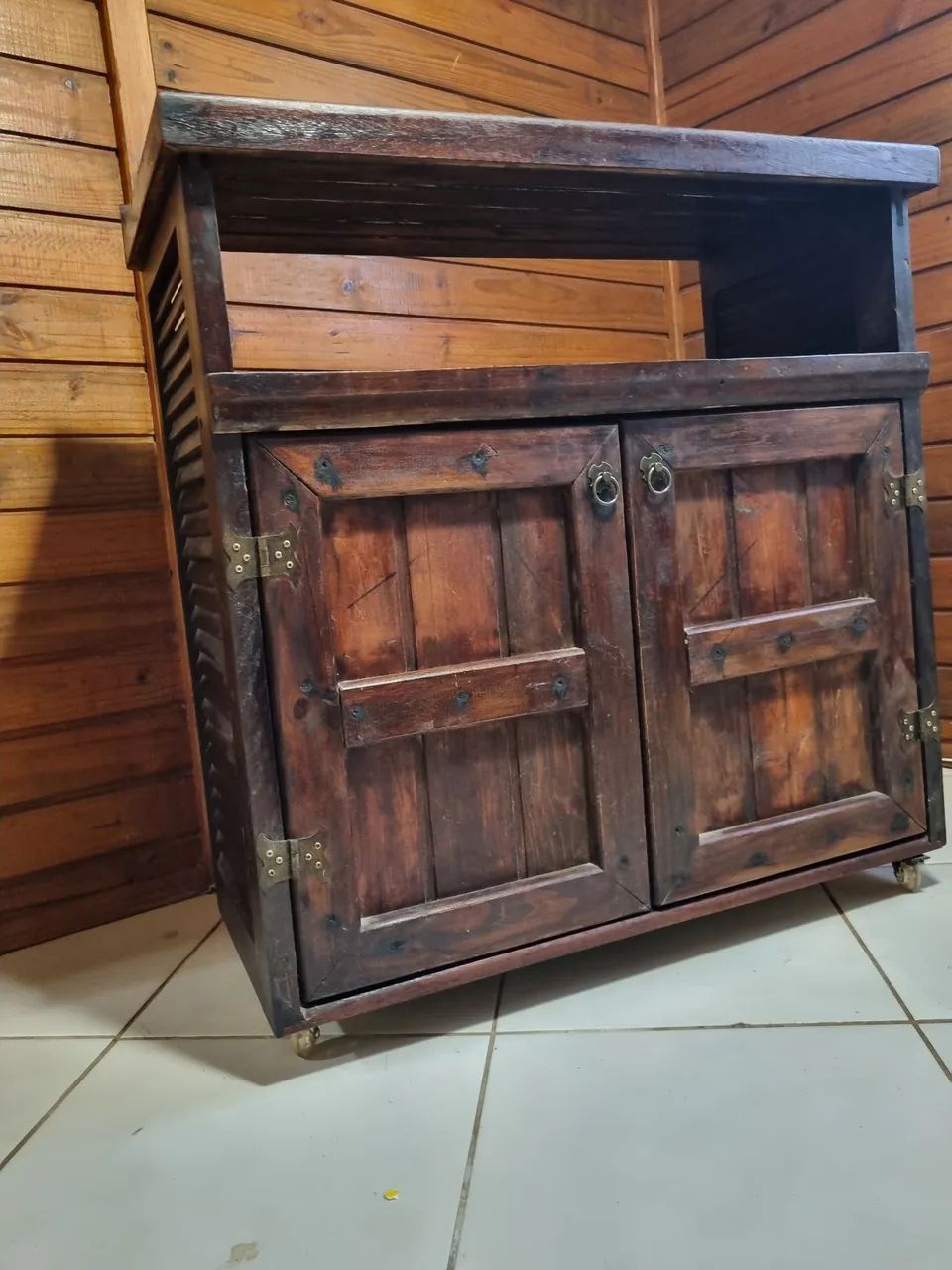 Vendo balcão  rack armário Rústico  em madeira. - Foto 2