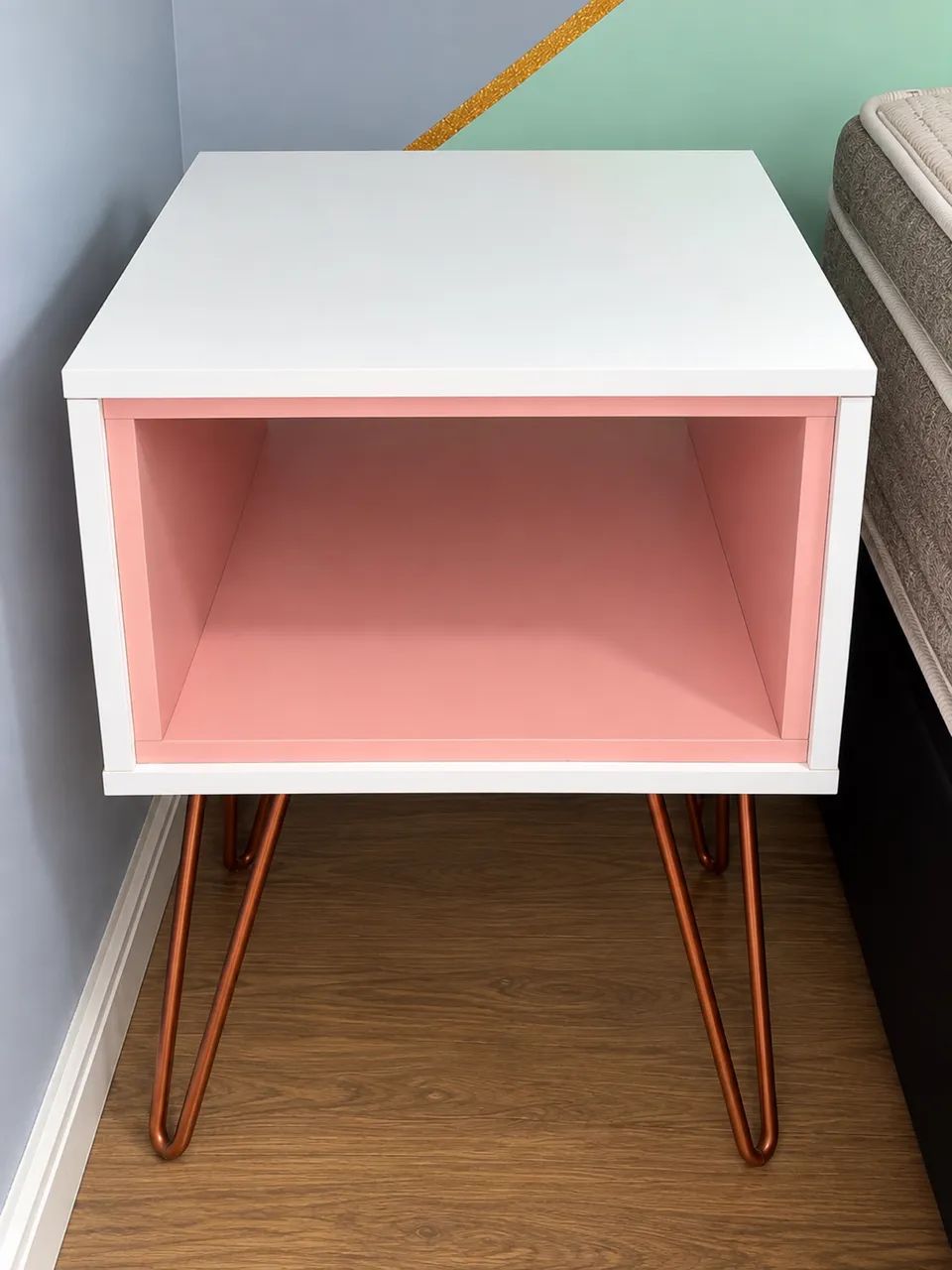 Mesa Lateral Branca e Rosa  - Foto 4