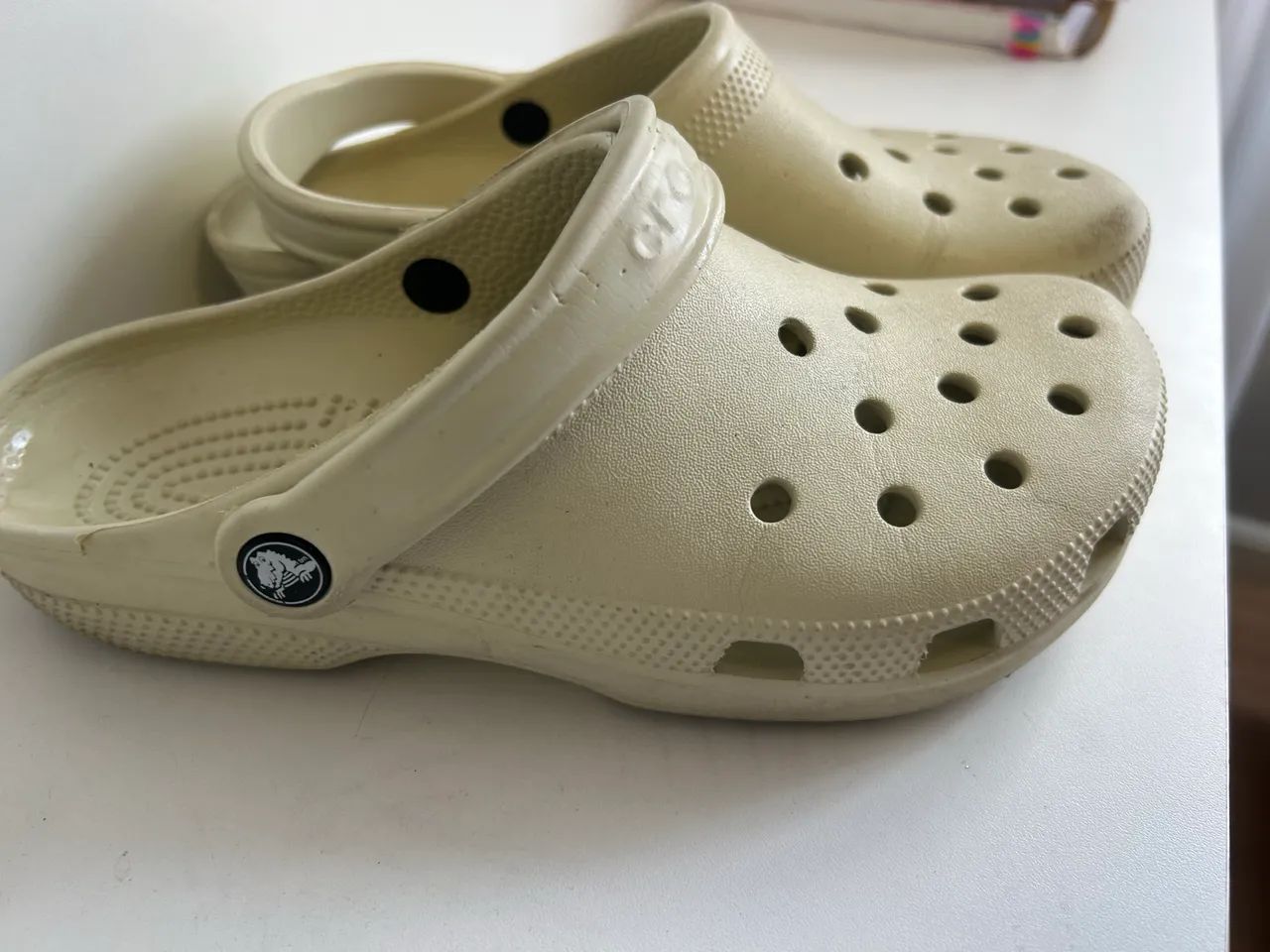 Crocs bege tamanho 38  - Foto 2