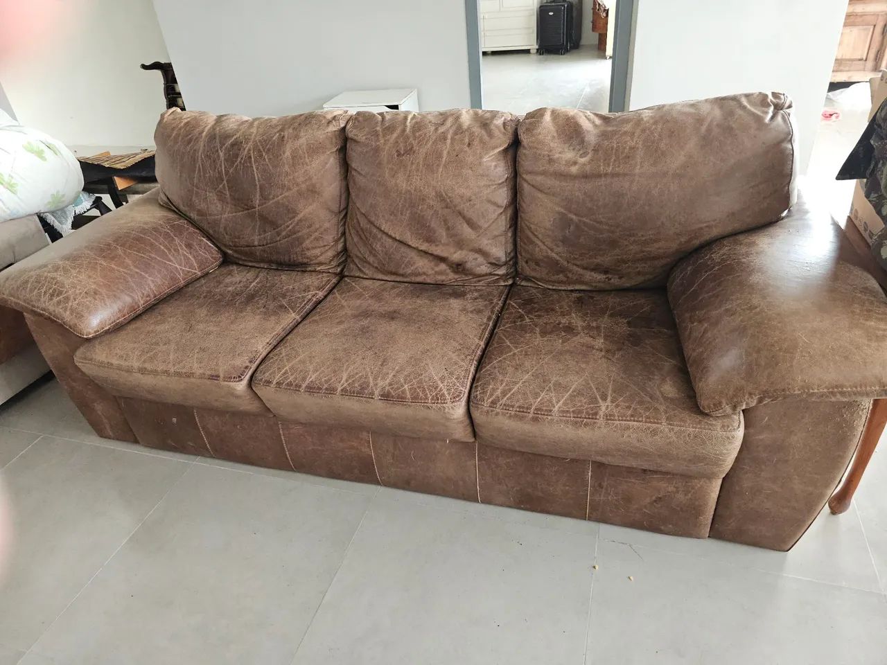 Sofa de couro 3 lugares,  sem nenhum rasgo, macio e confortaves - Foto 2