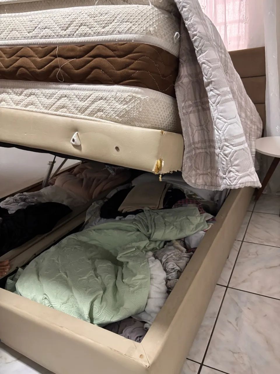 VENDO CAMA QUEEN SIZE COMPLETA - COM BAÚ E CABECEIRA!  - Foto 3
