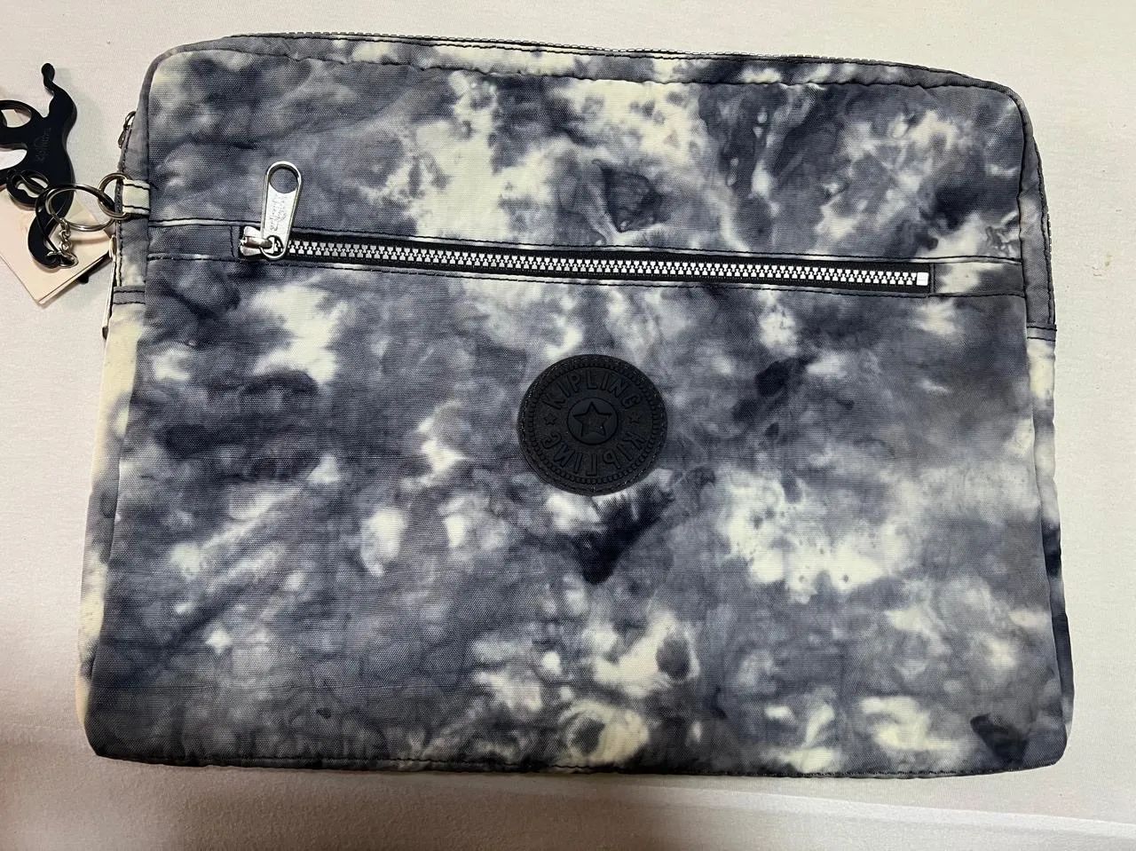 Case Notebook Kipling Kasey Original - Estampa Cloudy
