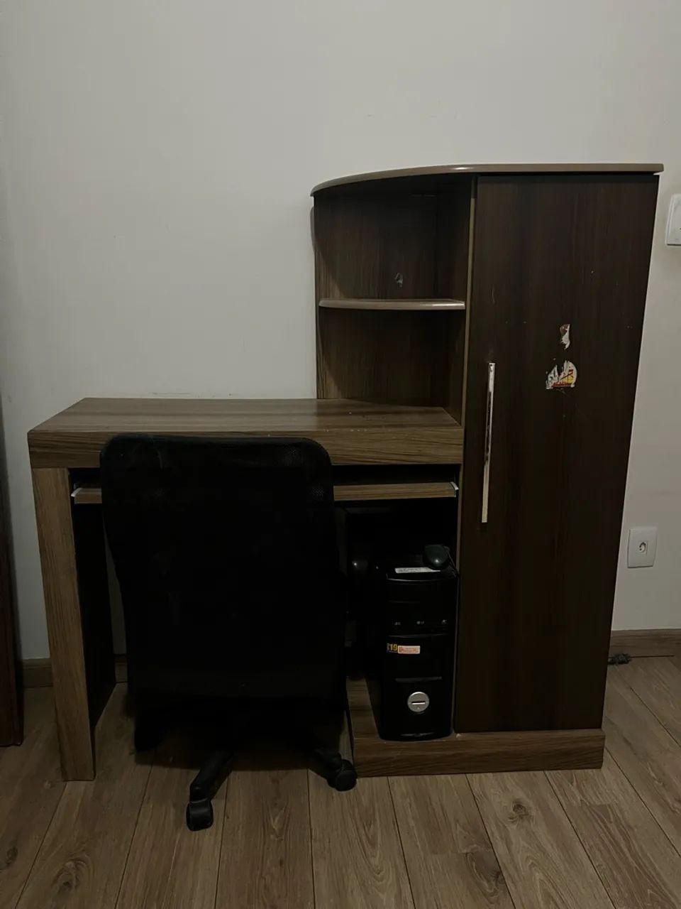Escrivaninha + cadeira 