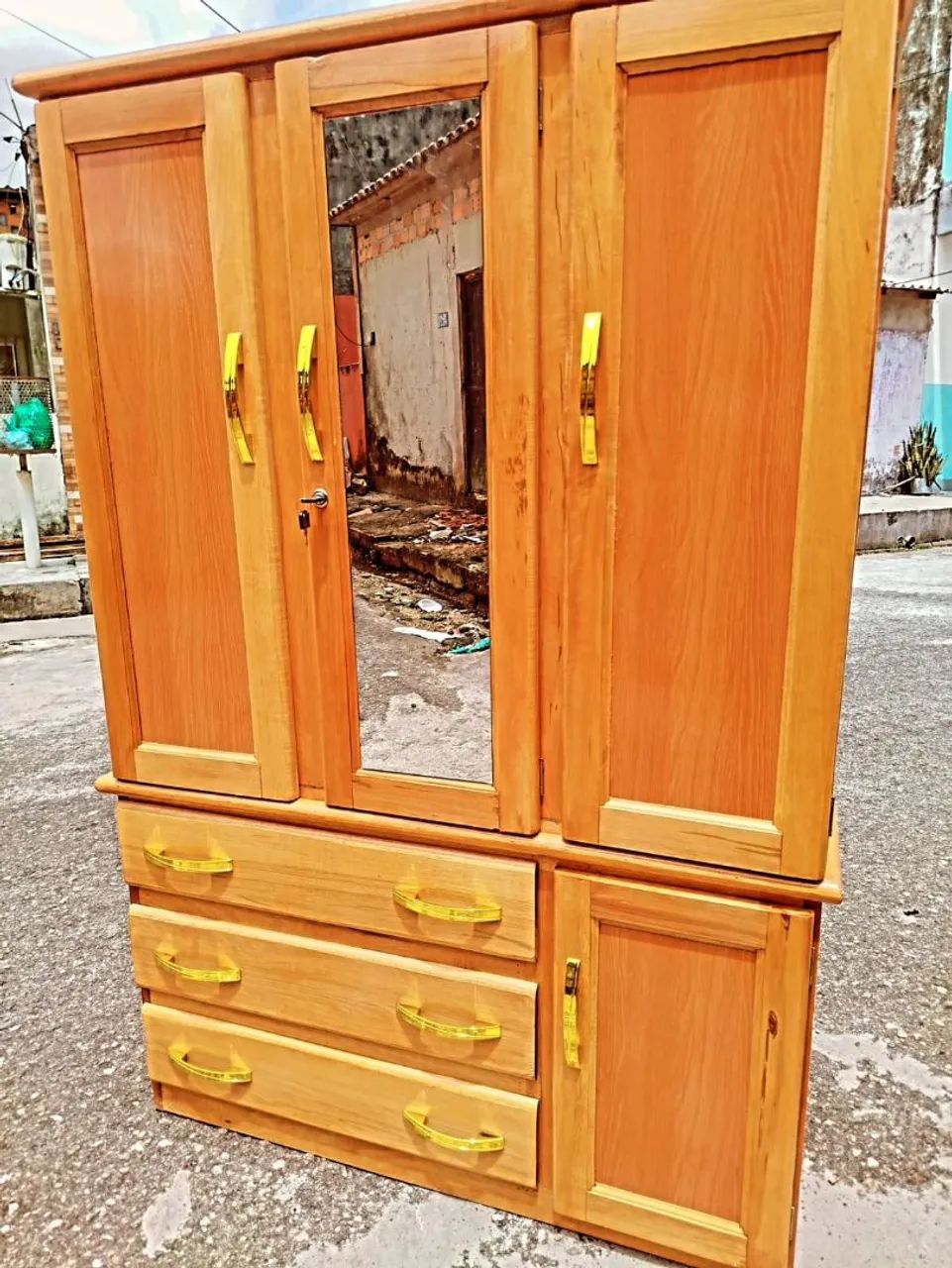 Guarda roupa de solteiro - madeira Tatajuba 3 portas 3 gavetas completo com espelho novo - Foto 3