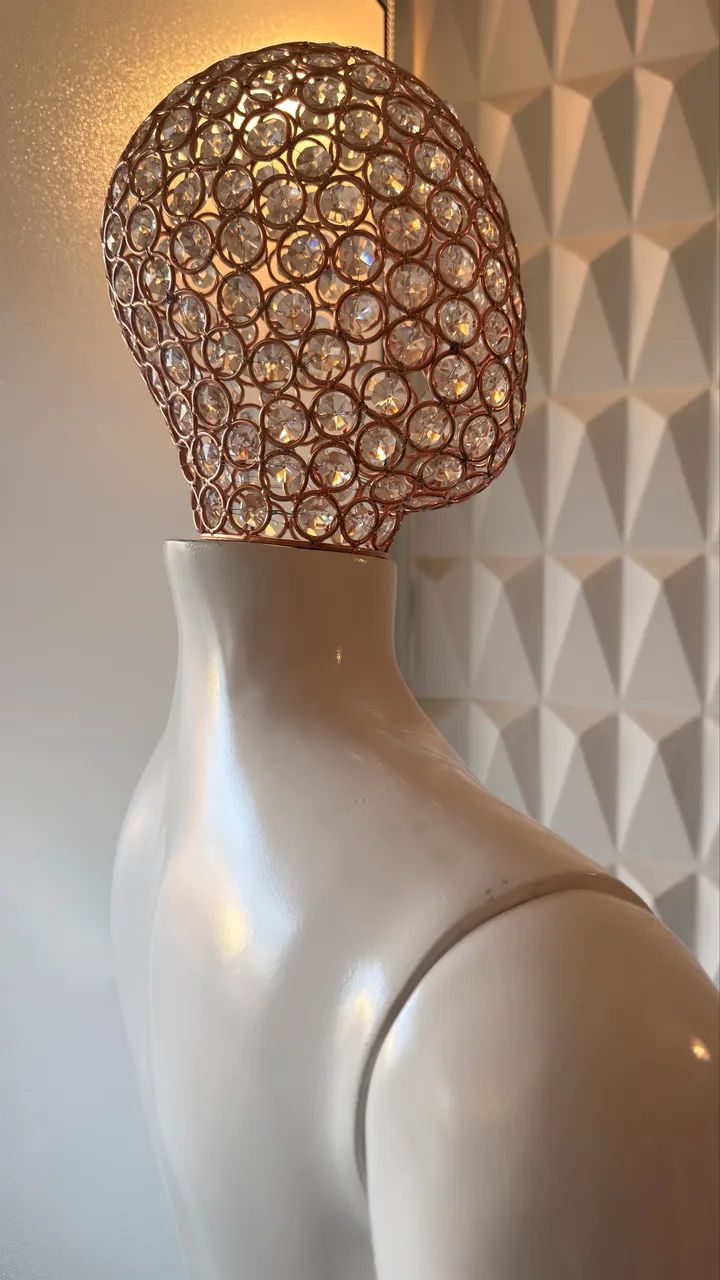 Manequim feminino plus cabeça aramada 