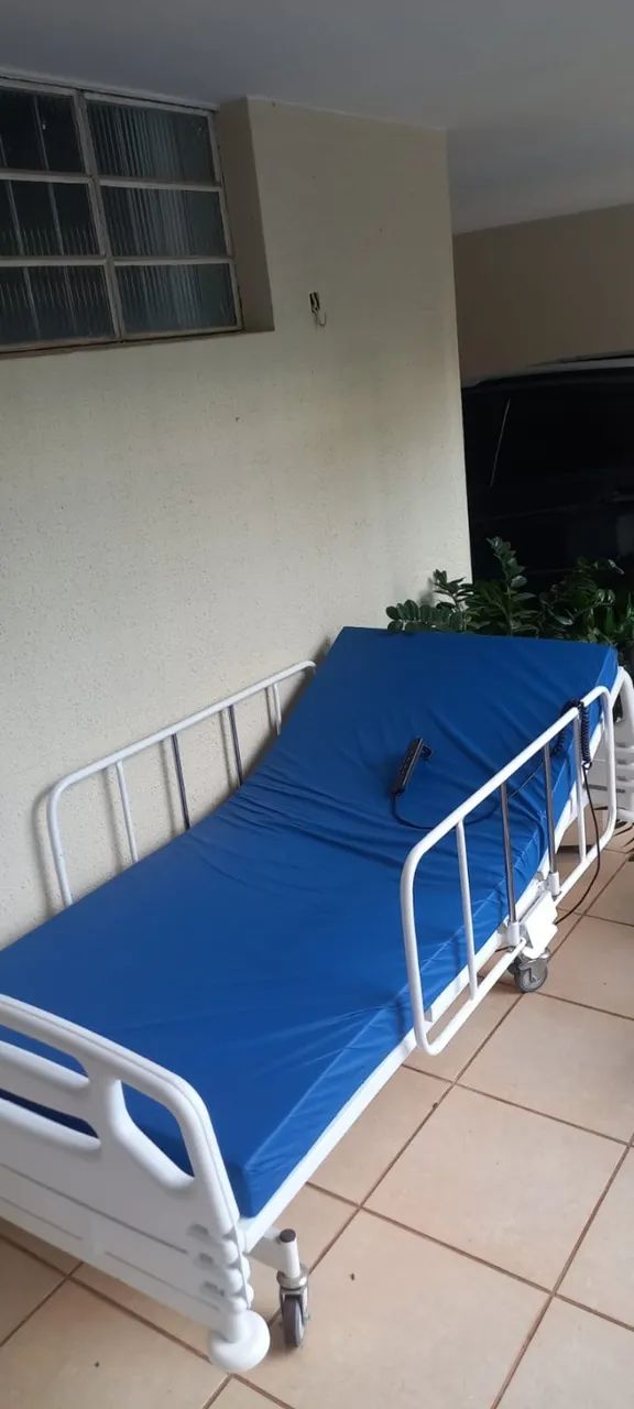 Cama hospitalar com regulagem eletrônica.