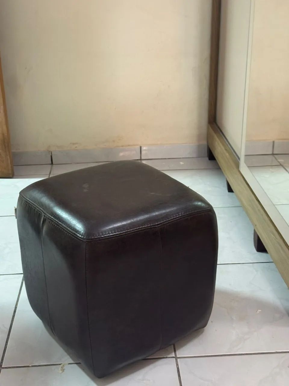 Vendo Puff de couro legítimo- Tokstok 