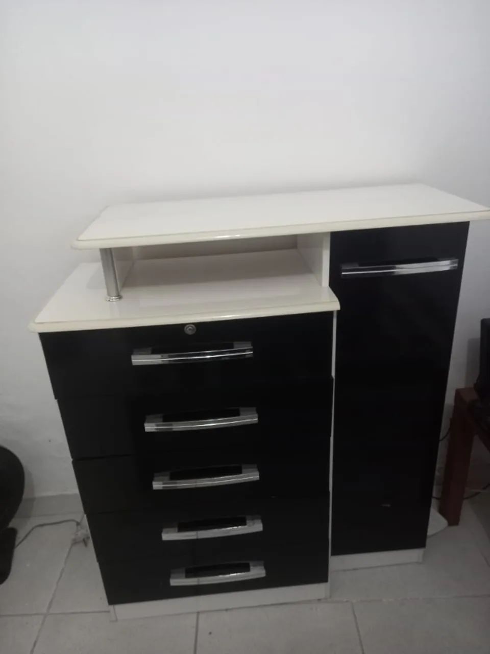 Sofa cama 800 / mesa com quarto cadeira 300 / duas cômodas 400  - Foto 2