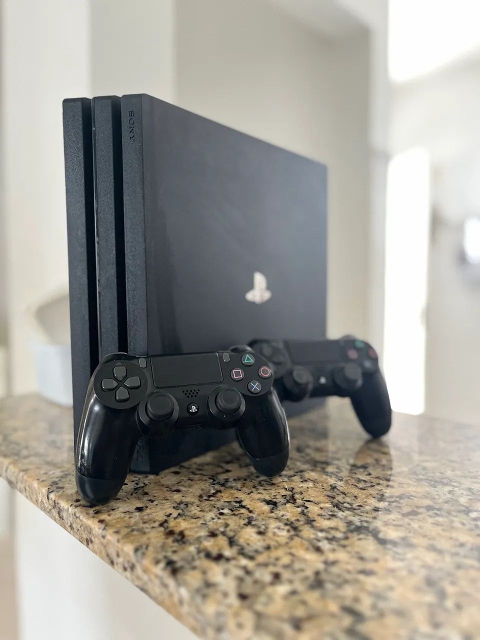 PS4 PRO, 2 controles e um jogo 