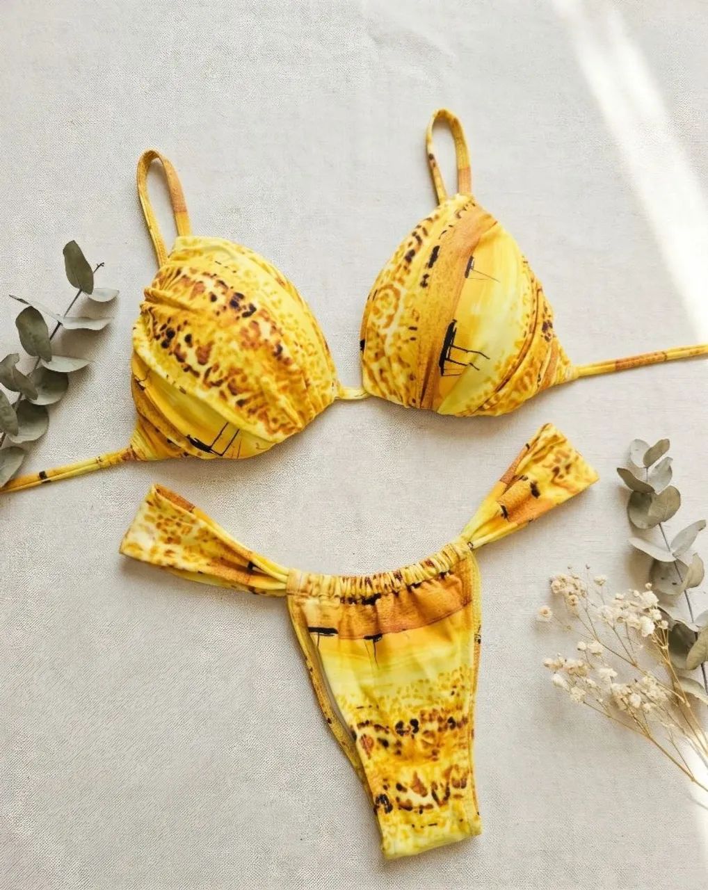 biquíni morena rosa estampado amarelo