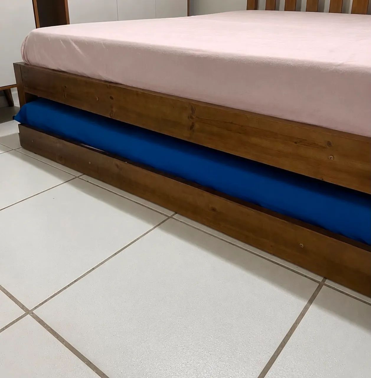 Cama de Solteiro com Cama Auxiliar - Madeira Maciça - Perfeito Estado - Foto 2