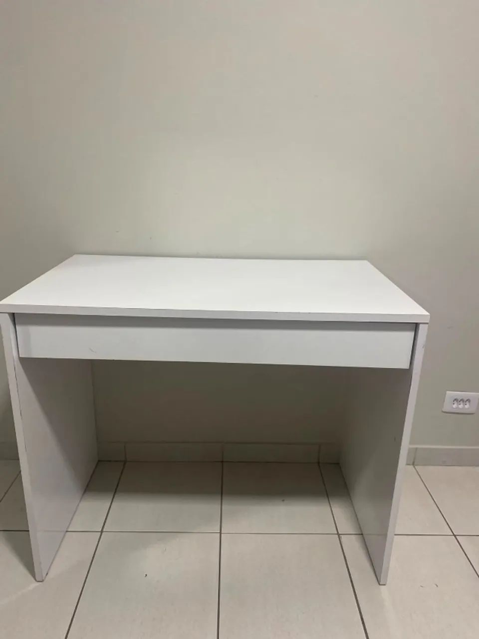 Escrivaninha com gaveta