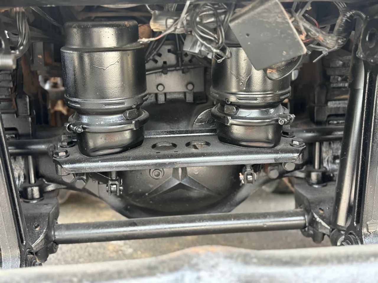 MB AXOR 2831 Caçamba com ar condicionado traçado 6x4 bem conservado  - Foto 11