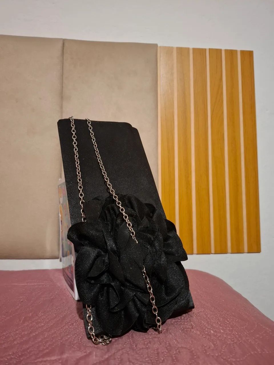 Bolsa pequena de mão com flor! 