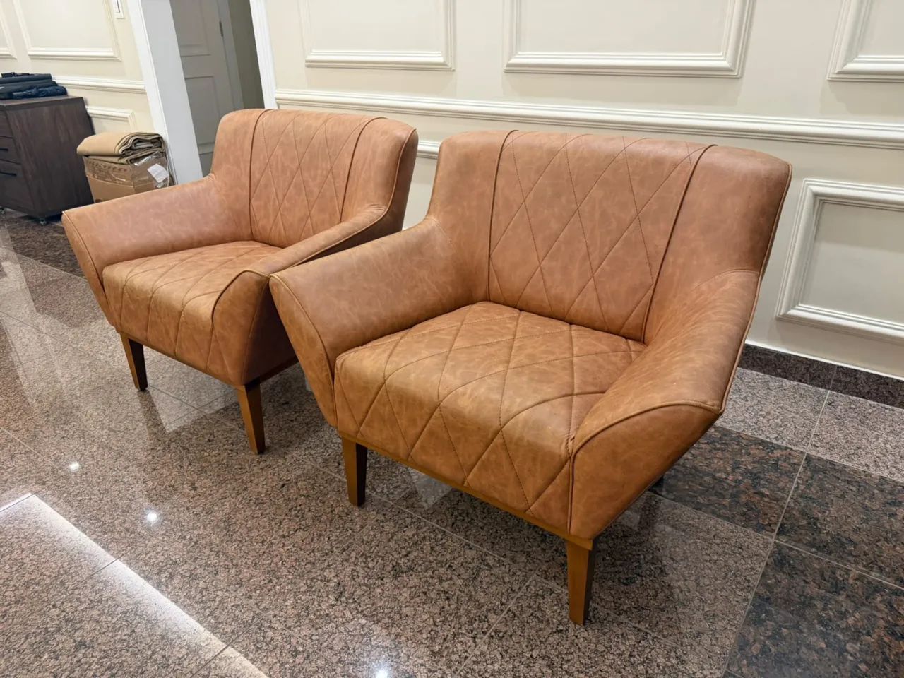 Par de Poltronas de Design Raiuga em Couro Sintético Caramelo - Foto 3