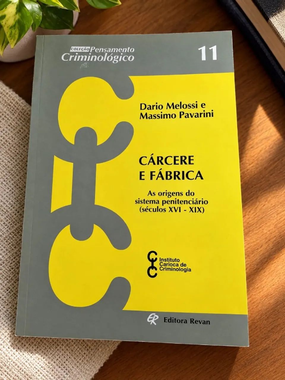 DARIO MELOSSI E MASSIMO  PAVARINI - CÁRCERE E FÁBRICA