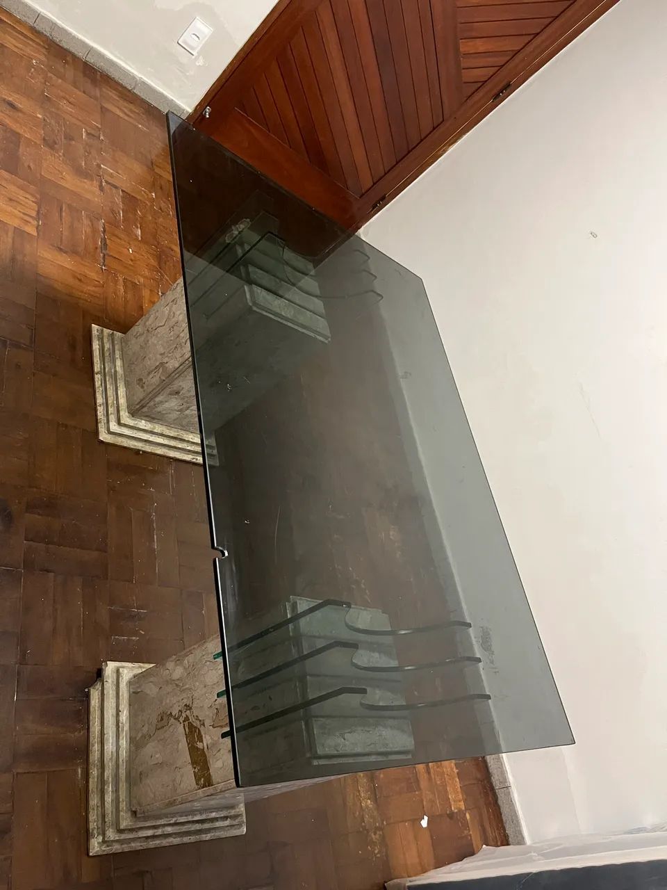 Mesa com base de mármore natural e tampo de vidro - Foto 5
