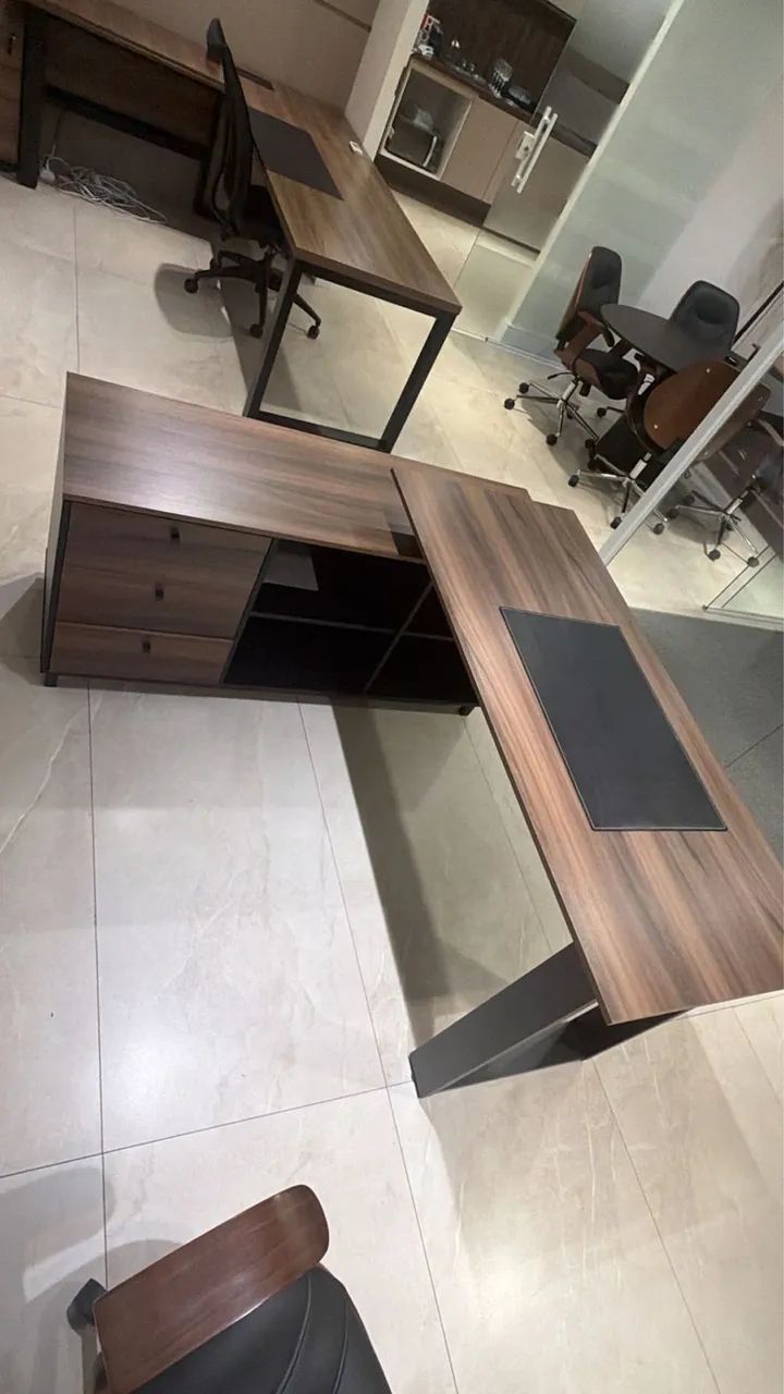 Mesa de escritório em L