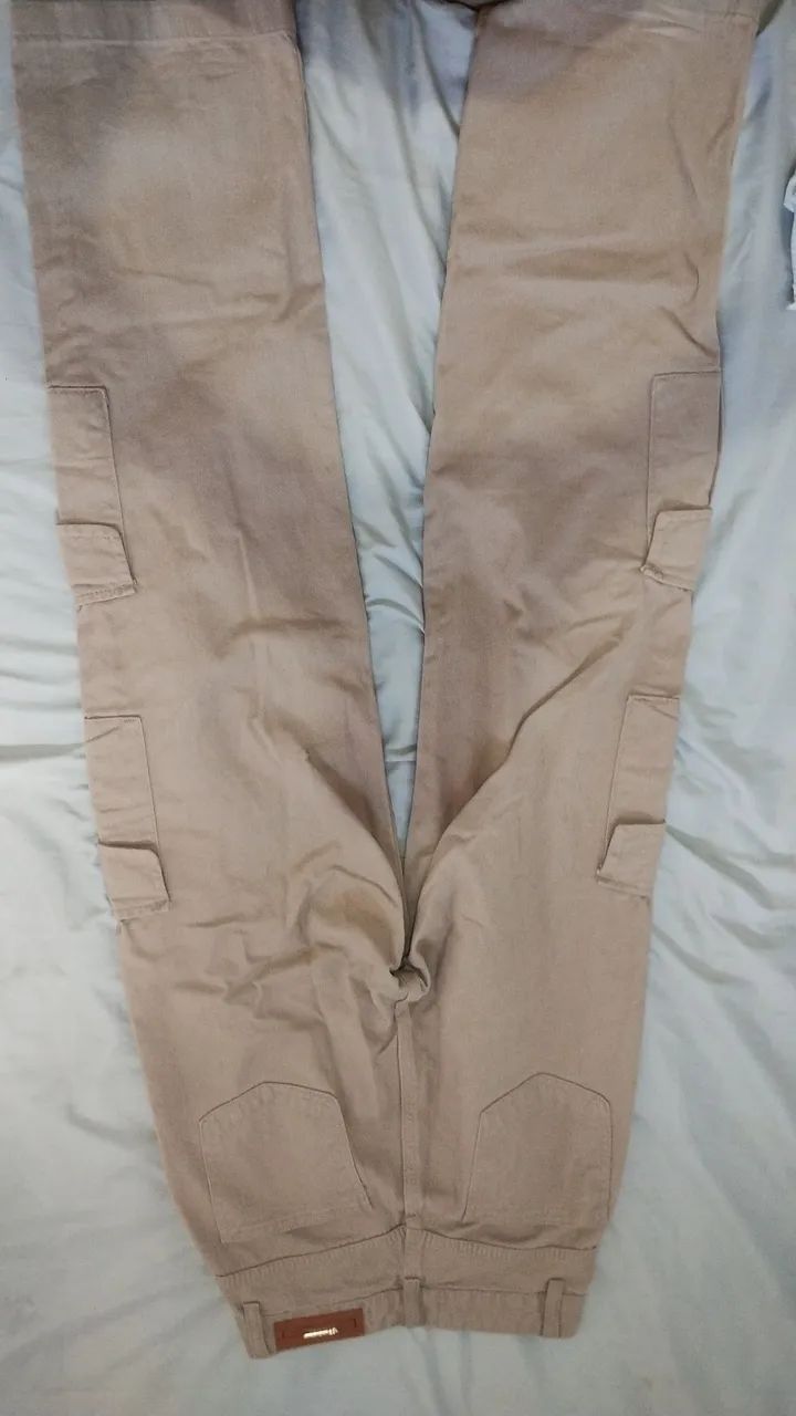 calça bege estilo cargo com modelagem wide leg da marca Latilah - Foto 4