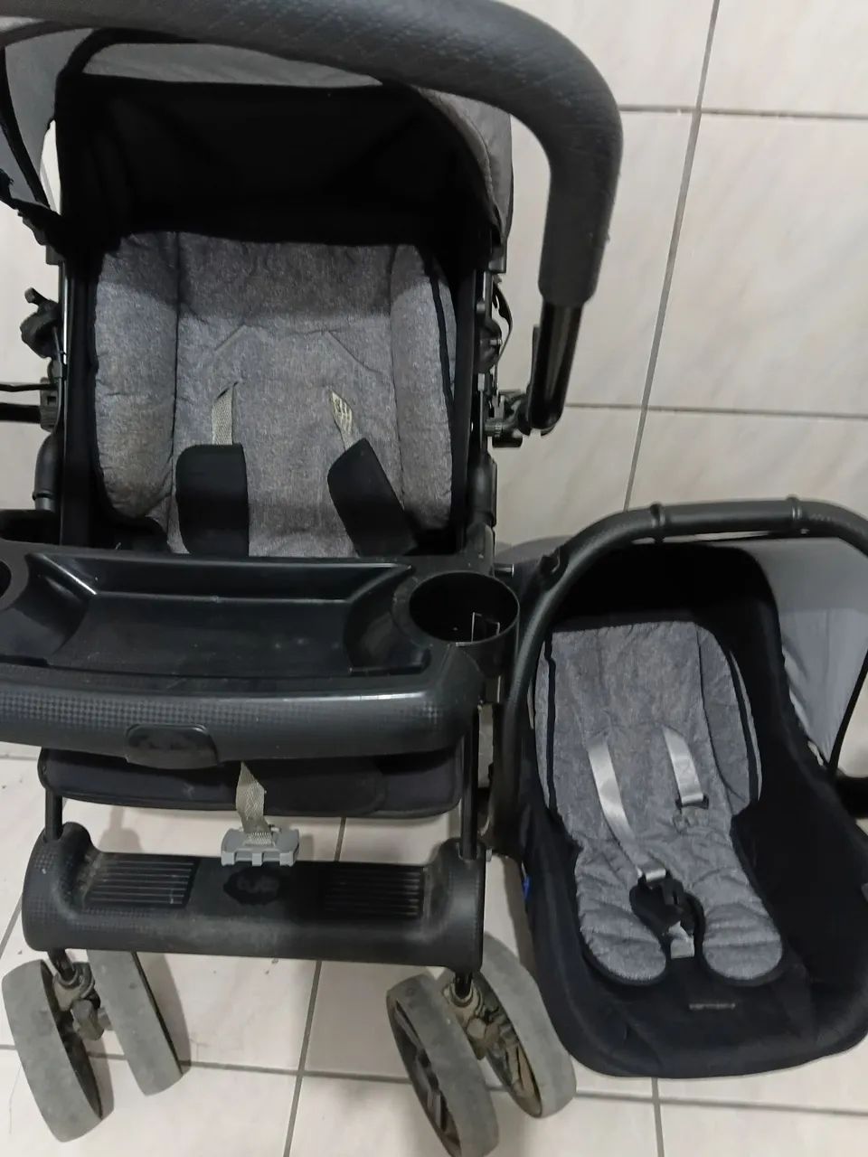 Carrinho e bebê conforto