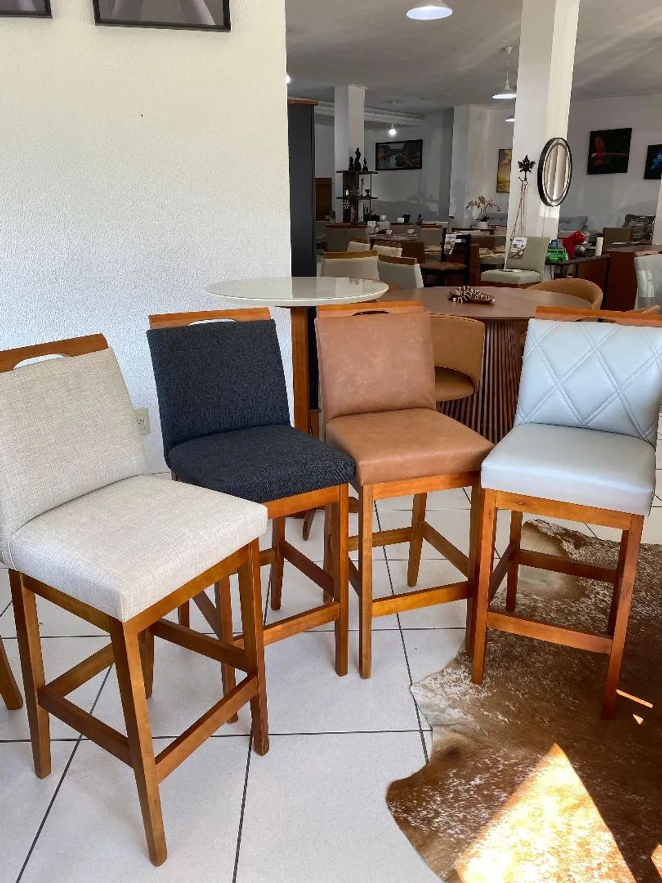 Banquetas em madeira maciça, estofadas  - Foto 4