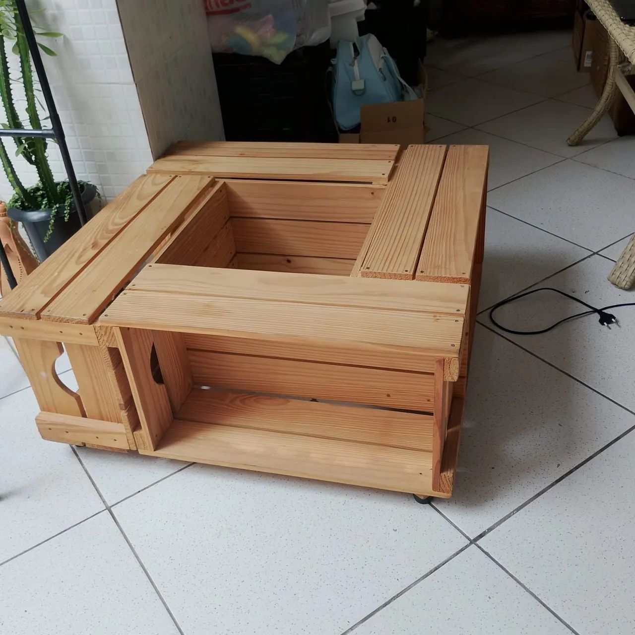 Mesa de centro feita de caixotes78cm x 35cm  - Foto 4