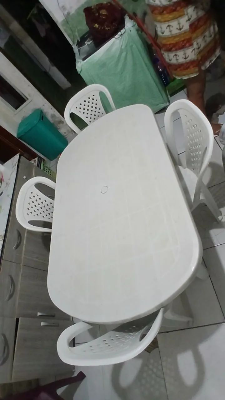 Mesa com 4 cadeiras , bem conservada. 